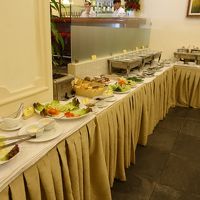 朝食会場。料理７〜８割くらい