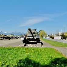 スイス機甲師団の中にある戦車展示場　左はスイスアルプス