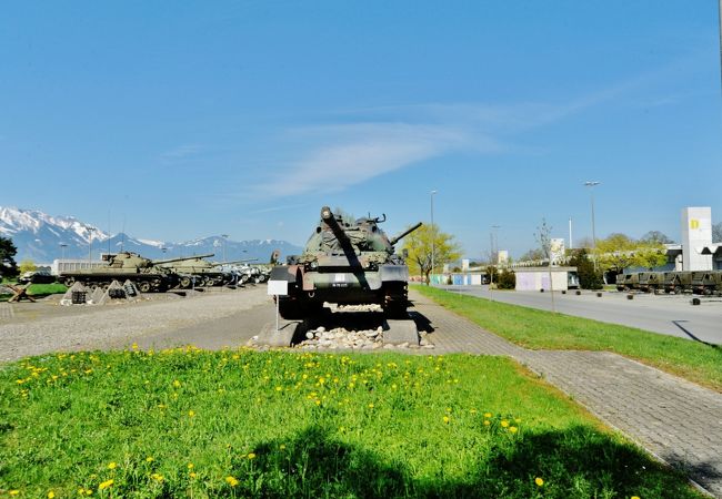 スイス陸軍戦車学校敷地内にある戦車展示場 スイスの兵役義務について