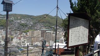 足を入れられる銅像