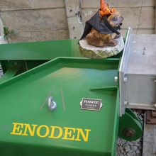 江ノ電・鎌倉駅ホーム　ハローウィンの恰好をしています