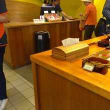 皆さん試食をして購入していきます