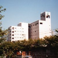 左側が本館、右側が新館です。ホテルの前には堀川があります