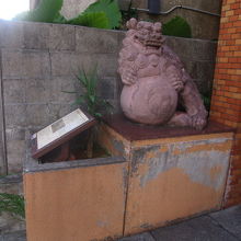 シーサーがひっそりと当時の威勢を語っているかのようでした