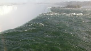 滝が落下する瞬間