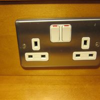 電源コンセント：ヨーロッパで一般的に使われている丸ピンのアダ