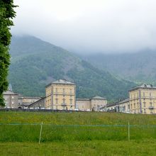 オローパの正門前