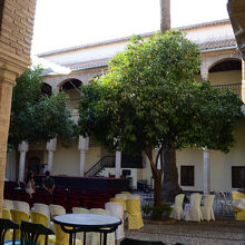 中庭にテーブルが並んでいます。予約時に座席指定ができます。