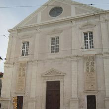 正面は18世紀の大震災後再興されたものだそうです。