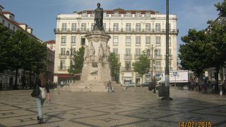 カモンイスの像が中央に立っています。