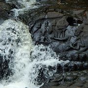 川底の遺跡だし、雨季の初めってちょうどいい水量かも