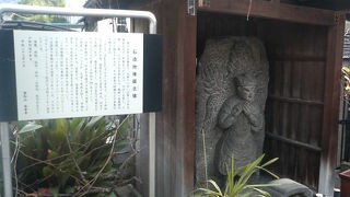 インド神話の大鳥をイメージした像です