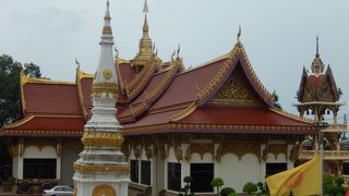バスターミナル近くにある大きな寺院
