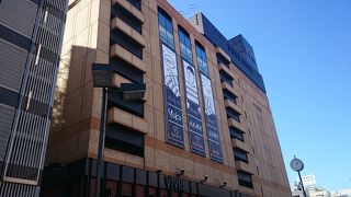 8階には屈指の大型店舗BOOKOFF横浜ビブレ店があります。