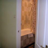 バスタブ付きで広いバスルーム