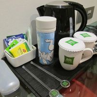 伊藤園の緑茶、韓国の玄米茶とコーヒーバッグ、砂糖。