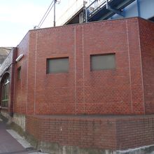 関内駅入口手前のレンガ造りの建物