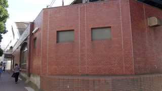 １９６４年・東京オリンピックの年に根岸線の駅として開業しました