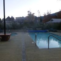 外にあるプールもこの時期は寒いか