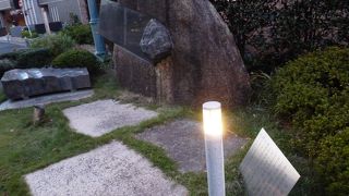 温泉街の散歩で見つけた風情ある碑