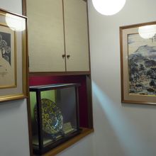 棟方志功氏の絵画が数多く展示されています