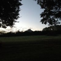 裏庭からの朝焼けと城