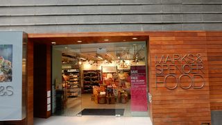 ヒルサイド・エスカレータ沿いにある雰囲気の良い食材のお店