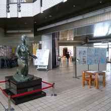 館内中央ホール、訪問者はおらず…