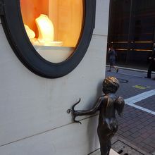 カップルのハート射貫くキューピッドとか