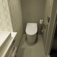 右に洗い場付きのバスルームがあります