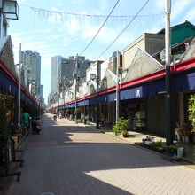 もんじゃ焼きのお店が並ぶ西仲通り　10時台はまだ少ないです