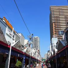 もんじゃ焼きのお店が並ぶ西仲通り12時を過ぎると多くなります