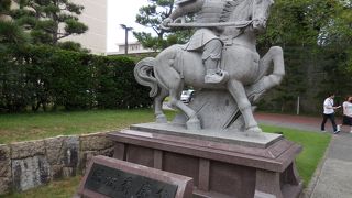 地元の人から尊敬されていることが良く感じられる勇猛な像