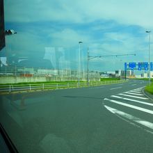 バス車中より国際線ターミナル方面へ移動中の景色