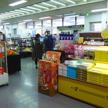 お土産品を多く扱っています