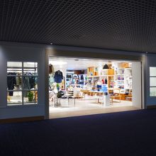 二階の出発デッキに向かう途中から見た店舗