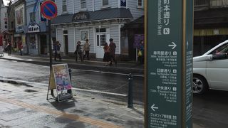 雨なのにすごい人出