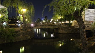 美観地区の倉敷川の中ほどに架かる橋