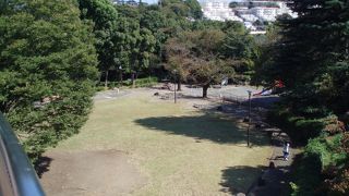 白根通り沿いの大きな花時計が目印です～