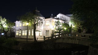 倉敷川の畔に建つ洋風建築の観光案内所