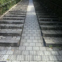 三年坂の坂の路面の様子です。坂の両側には階段もあります。