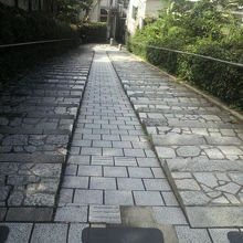 三年坂の上から下を見ています。勾配は、急になっています。