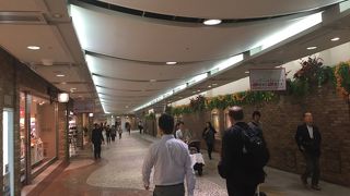 新地へ向かう地下通路