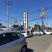 広い駐車場も満車