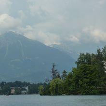 天気が良ければユリアンアルプスが湖面に映ります