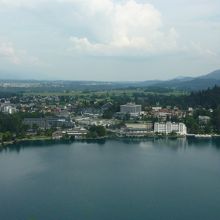 湖東岸はホテルが多くあります