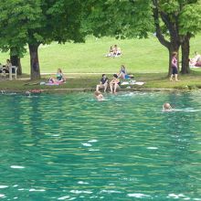 南岸には水着姿で湖岸を歩く人も多いです