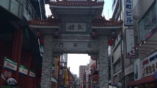 メリケンロード側にある門