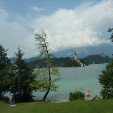 西岸からブレッド城と聖母被昇天教会が同時に見えます