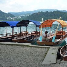 ブレッド島に渡る手漕ぎボート